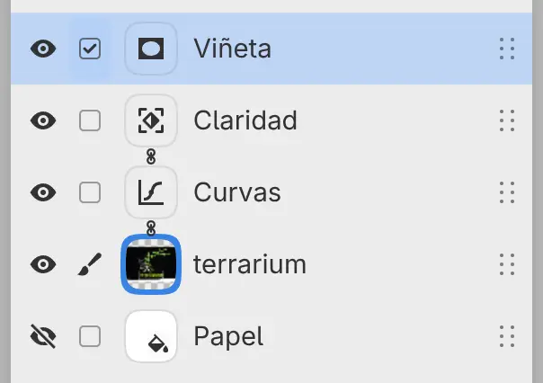 El panel Capas con Curvas y Claridad adjuntos a la foto del terrario, y un filtro Viñeta en su propia capa encima.