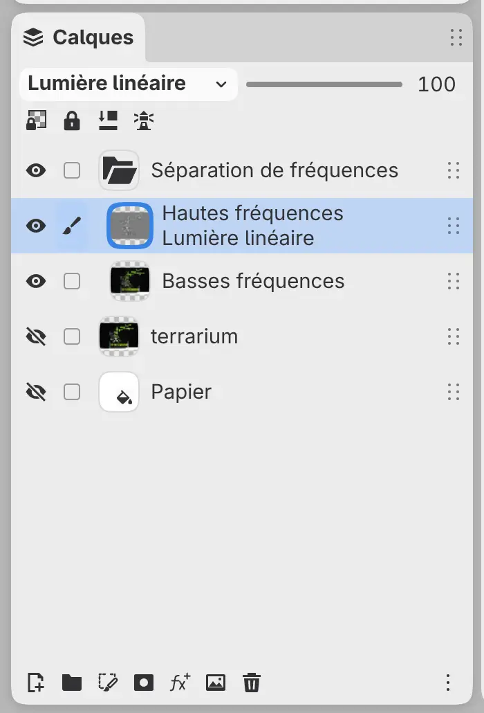 Le panneau Calques avec le groupe Séparation de fréquences, Hautes fréquences au-dessus de Basses fréquences, et le calque d’origine masqué.