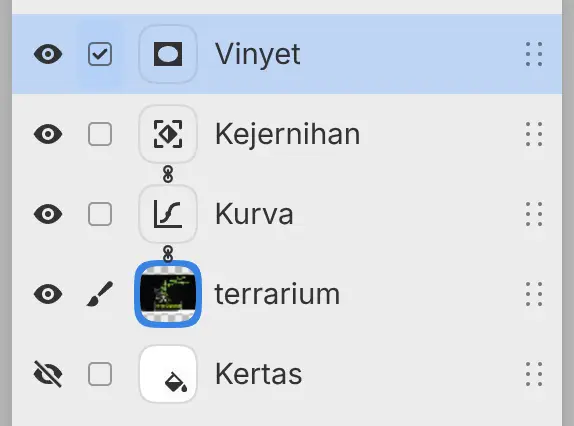 Panel Lapisan dengan Kurva dan Kejernihan yang dilampirkan ke foto terarium, dan filter Vinyet di lapisannya sendiri di atasnya.