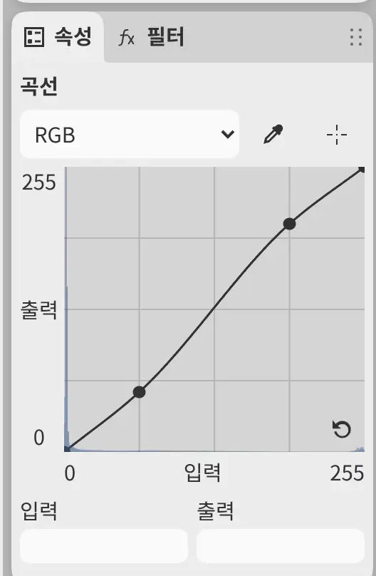 곡선에 S자 모양의 RGB 곡선이 있는 속성 패널.