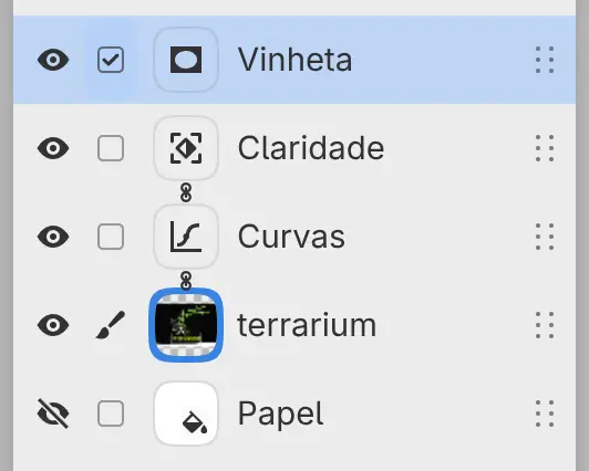 O painel Camadas com Curvas e Claridade anexados à foto do terrário, e um filtro Vinheta em uma camada própria acima deles.