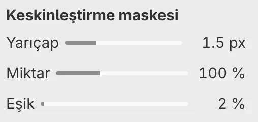 Yarıçap, Miktar ve Eşik ayarlarıyla Keskinleştirme maskesi için Özellikler paneli.