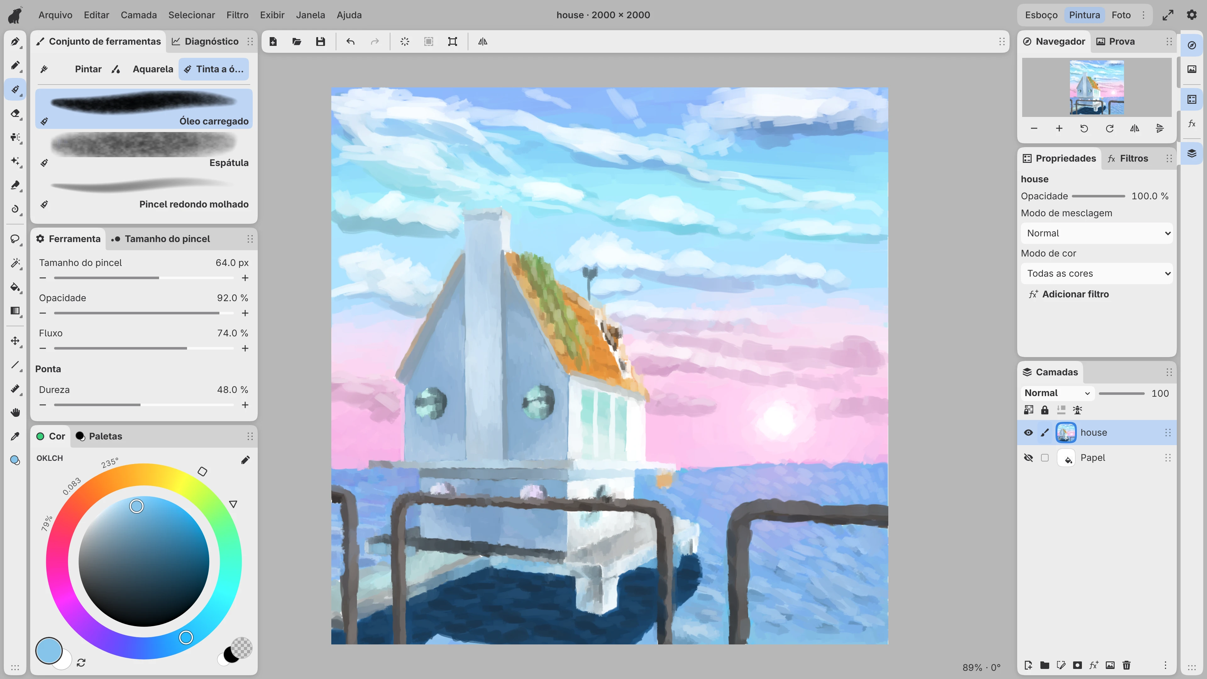 Pintura a óleo de uma casa à beira-mar ao pôr do sol na área de trabalho Paint, com pincéis, cores e camadas ao lado da tela.
